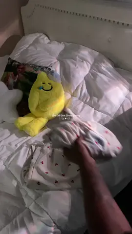 Unwind with me on this lovely Sunday evening🍒🚿Have you seen The Babysitters Club show (1990) or have you read the book?🍼👩‍👩‍👧‍👦 @Sol de Janeiro @cocokind @Cetaphil US @Bath & Body Works @Dove Beauty & Personal Care @Victoria’s Secret @I Dew Care  I have no idea why this one turned out blurrier than the others🙁 #fyp  #babysittersclub #bedroom #sundayvibes #selfcareroutine sundayreset sundayroutine