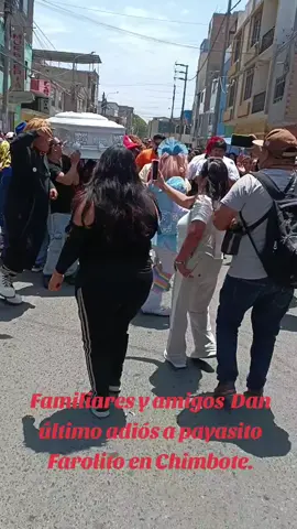 Familiares y amigos despiden a payasito como Farolito.En un emotivo y doloroso ambiente Farolito un payasito quien fue una de las víctimas del doble homicidio  ocurrido en el chifa la carpa en el centro de Chimbote los familiares y amigos exigen justicia.