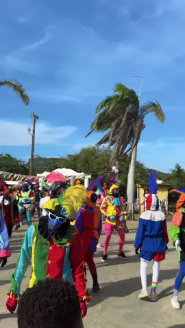 Sinterklaas entry on Curaçao, at Banda Abou. Amazing vibes & loose hips. It was the “piet” with the purple and pink suit on at the end 😂😂😂🤏🏽🤏🏽.  #curacao #fyp #viral #caribbean #piet 