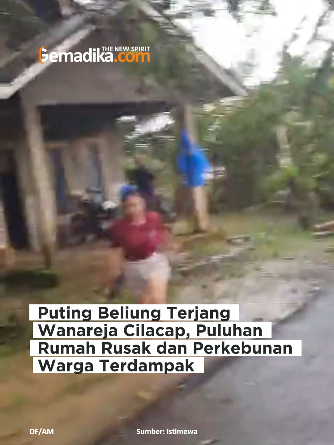 Kronologi Kejadian Angin Puting Beliung di Dusun Mangunjaya, Cilacap Angin puting beliung menerjang wilayah Dusun Mangunjaya, Desa Madura, Kecamatan Wanareja, Kabupaten Cilacap, pada Minggu (16/11/2025) sekitar pukul 16.00 WIB. Kejadian yang berlangsung secara tiba-tiba itu membuat warga panik dan berhamburan keluar rumah untuk menyelamatkan diri. Menurut keterangan warga, angin berputar kencang muncul dari arah perkebunan dan dengan cepat merambat ke kawasan permukiman penduduk. Dalam hitungan menit, angin merusak puluhan rumah dan memporakporandakan sejumlah fasilitas dusun. Area Terdampak 27 unit rumah pemukiman mengalami kerusakan ringan hingga berat. Area perkebunan petani turut terdampak, dengan sejumlah tanaman roboh dan rusak diterjang angin. Jalan Dusun Mangunjaya juga terdampak oleh material pohon tumbang dan atap rumah warga yang berserakan di badan jalan. Hingga saat ini belum ada laporan korban jiwa. Petugas desa bersama warga telah melakukan pembersihan awal dan pendataan kerusakan. #news #beritaterkini #fyppppppppppppppppppppppp #info #viraltiktok #viralvideo #fyp #peristiwa #kejadian #viral #fypツ #global