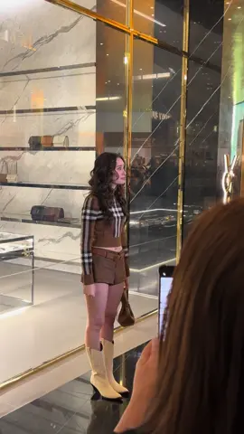 Her cuteness could make me laugh to death 🤣🤣🤣  Khun Suay 19 years old 🥴🥴🥴 @J  #jayna #jaynaangelina #poisonouslovetheseries #ellethailand #aangelinaass 