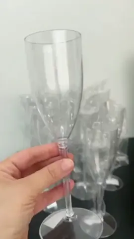 Dê uma olhada em Kit 10 Taças de Champagne Acrílica Transparente Para Festas, Casamento por R$27,34. Compre na Shopee agora! https://s.shopee.com.br/1gAqnBsVWm