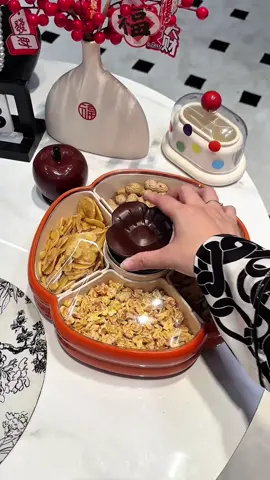 Khai đựng kẹo mứt Tết màu cam y như ai phon 17 đúng xài cho năm 2026 này nha