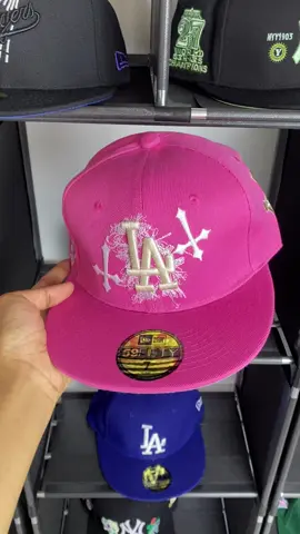 LA NZMU PINK is back in stock guys 🤍🤩 jangan tanyain link, langsung check out di showcase profil yaa. Stock ga banyak ⚠️ #topiimport #fittedcap #topibuildup #topi #fyp 