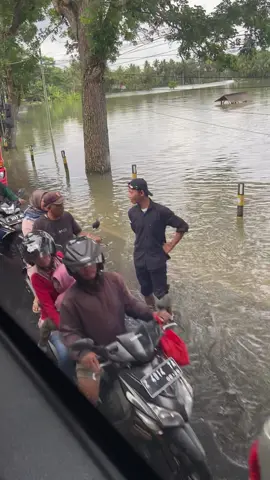 2 jam buat melewati macetnya banjir kalipucang aja, yang mau ke pangandaran hati2 🥲#banjirkalipucang #banjirpangandaran #pangandaran #pangandaranbeach 