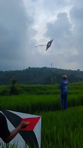 hiburan terus musim hujan teu jadi halangan🪁 #adulayangan#layangangarut#nostalgia#fyppp#garutpride🔥 