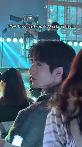 Video viral trên XHS với hơn 75k tim, 15k shares dù chỉ có vỏn vẹn 7 giây =))) Top cmt 13k tim: Giả vờ không biết anh ấy rồi xin wechat anh ấy đi =))))) Mấy bà trên xhs kiểu không ghen ti vì đi concert mà ghen tị vì đi concert gặp Trương Lăng Hách =))))) #TrươngLăngHách #ZhangLinghe #张凌赫 #foryou