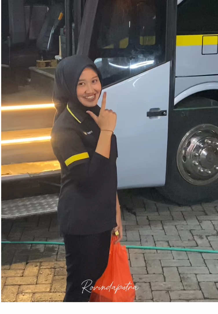 Elisaa full senyumm 😁 #fyp #viral #cititrans #pramugaricantik #cititransbusline @Rosi Naufal @Mas Ariq @taufik @yogaprstya__ @Nayaca_087 @holetito 