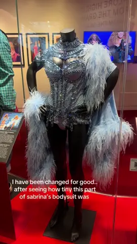 There is no way this is real… #fyp #thegrammys #wickedforgood #sabrinacarpenter #museum @Sabrina Carpenter 