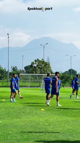 Pagi ini senin,17 November 2025.  Persib Bandung kembali menggelar latihan di lapang pendamping Stadion Gbla Kota Bandung. #persib #bobotoh #spaktualsport #persibjuara🏆 #wearepersib #fyp #sports #gbla 