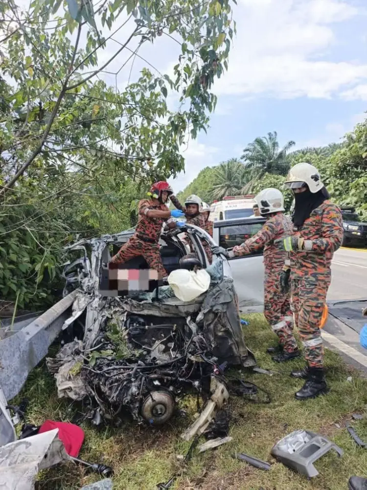 #ICYMI Sepasang suami isteri maut manakala bayi mereka cedera selepas Perodua Myvi dinaiki terlibat dalam nahas tiga kenderaan di kilometer 54.5 Jalan Sungai Rengit–Kota Tinggi pada Ahad. Dalam kejadian kira-kira jam 1.30 tengah hari, mangsa, Muhamad Lokmanorhakim Mokhtar, 24, dan isteri, Nur Fatihah Othman, 28, maut di lokasi akibat kecederaan parah di kepala. Foto: IPD Kota Tinggi #SinarHarian #BeritaTerkini #Kemalanganmaut #suamiisterimaut 