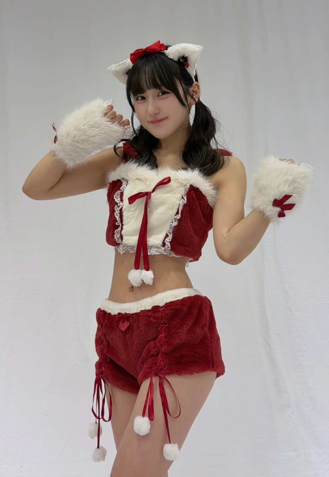 LIVEするためにアカウントつくったのにフォロワー足りなくてできなかったからフォローしてください、😢@愛梨ここ  #愛梨ここ#アイドル#クリスマス#マリームーン#コスプレ