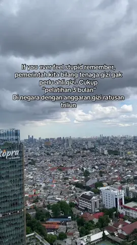 anggarannya ratusan triliun tapi yg nanganin gak perlu AHLI, cukup “pelatihan 3 bulan.” gak tau ya, tapi ini lebih seperti pemerintah lupa sama fakta kalau gizi itu ilmu serius bukan skill kilat.  #ahligizi #mbg #ahligiziindonesia 