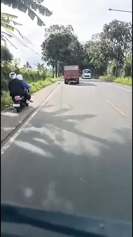 yang di belakang mohon maaf nggak bisa kencang karna muat beban berat 😱😱 #fyp #foryoupage #masukberanda #truck #drivermuda 