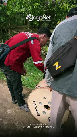 “Gelar kami mungkin rendah, tapi pengalaman kami tinggi. Belajarnya bukan di kelas—tapi di lapangan.” #teknisiwifi #jagonet #belajardilapangan #kerjalapangan #tanpagelar 