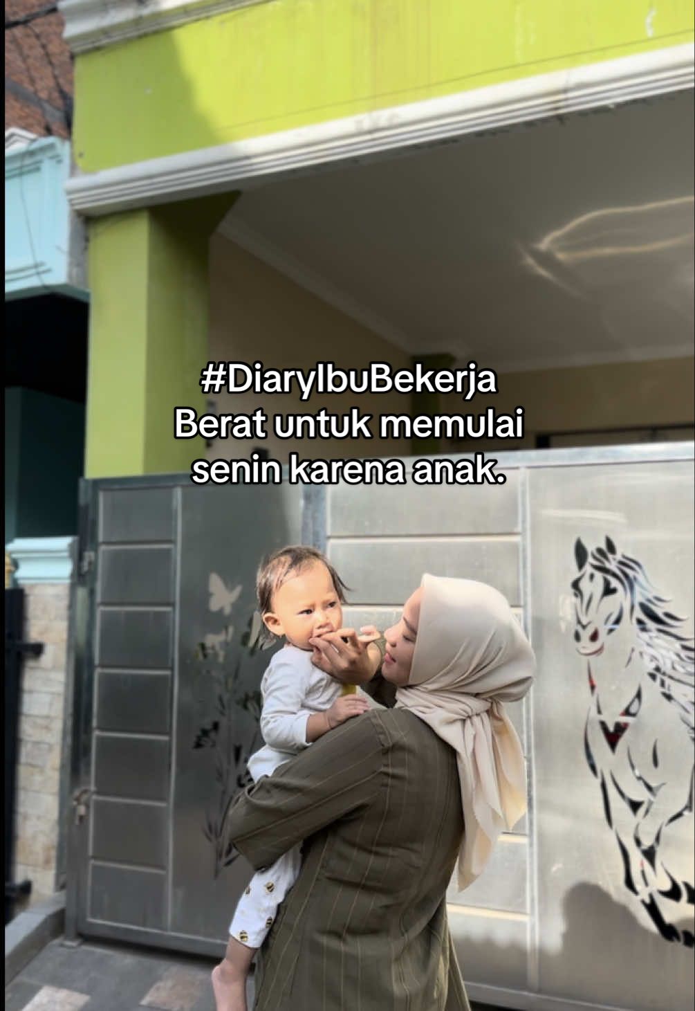 Kadang yang paling berat dari hari Senin… adalah ninggalin kamu lagi, nak. 🥺💛 Tapi di setiap langkah ibu bekerja, kamu selalu jadi alasannya. #diaryibubekerja #workingmom #ibupekerja #momstruggles #motherhood 
