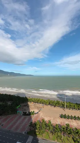 Nắng lên, biển xanh và các chú vẫn miệt mài dọn cát.💙❤️ #đà_nẵng #chubodoi #linhhuong #hhayđi 