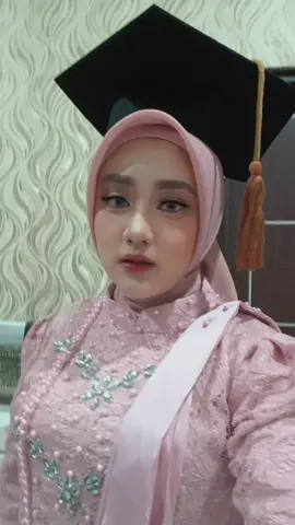 Siapa sangka perempuan yang selalu menghindari warna pink ini, di hari wisuda ternyata pakai kebaya warna PINK  sekali lagi KEBAYA WARNA PINK🥹🤭💅🏻💗💞