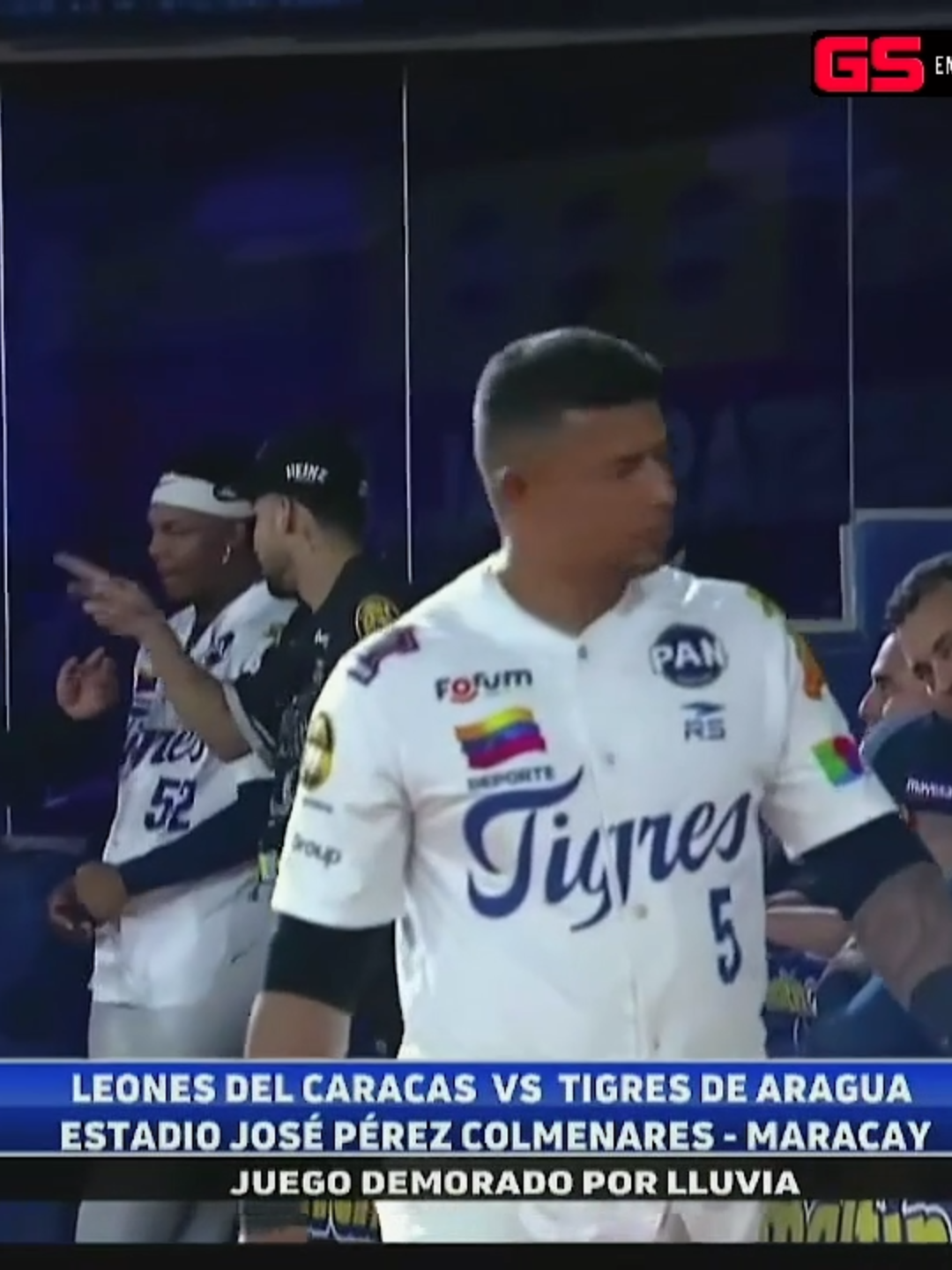 LEONES DEL CARACAS vs TIGRES DE ARAGUA continúa demorado por lluvia (video de las 11:00 pm Venezuela). En minutos saldrán de nuevo los árbitros y managers de cada equipo para ver si se puede continuar el partido en Maracay.  Juego detenido en la sexta entradapor lluvia , ganando 5x0 los Tigres. Leones del Caracas vs Tigres de Aragua  - Estadio José Pérez Colmenares en Maracay. Domingo 16 de noviembre 2025. LIGA VENEZOLANA DE BÉISBOL PROFESIONAL - LVBP Entra ya al link en nuestra bio. GrandSlamInter con videos, información en vivo, estadísticas, programas en vivo, entrevistas y más. - 25 años con la pasión del béisbol de la LVBP y MLB. Síguenos, dale LIKE, guarda, comenta y comparte con tus amigos. LIGA VENEZOLANA DE BÉISBOL PROFESIONAL - LVBP. Aguilas del Zulia, Cardenales de Lara, Caribes de Anzoátegui, Leones del Caracas, Tiburones de La Guaira, Bravos de Margarita, Navegantes del Magallanes y Tigres de Aragua. #grandslaminter #lvbp #venezuela #leonesdelcaracas #tigresdearagua Cortesía: Venevisión @el.pionero1970 @pastvdeportes.tv