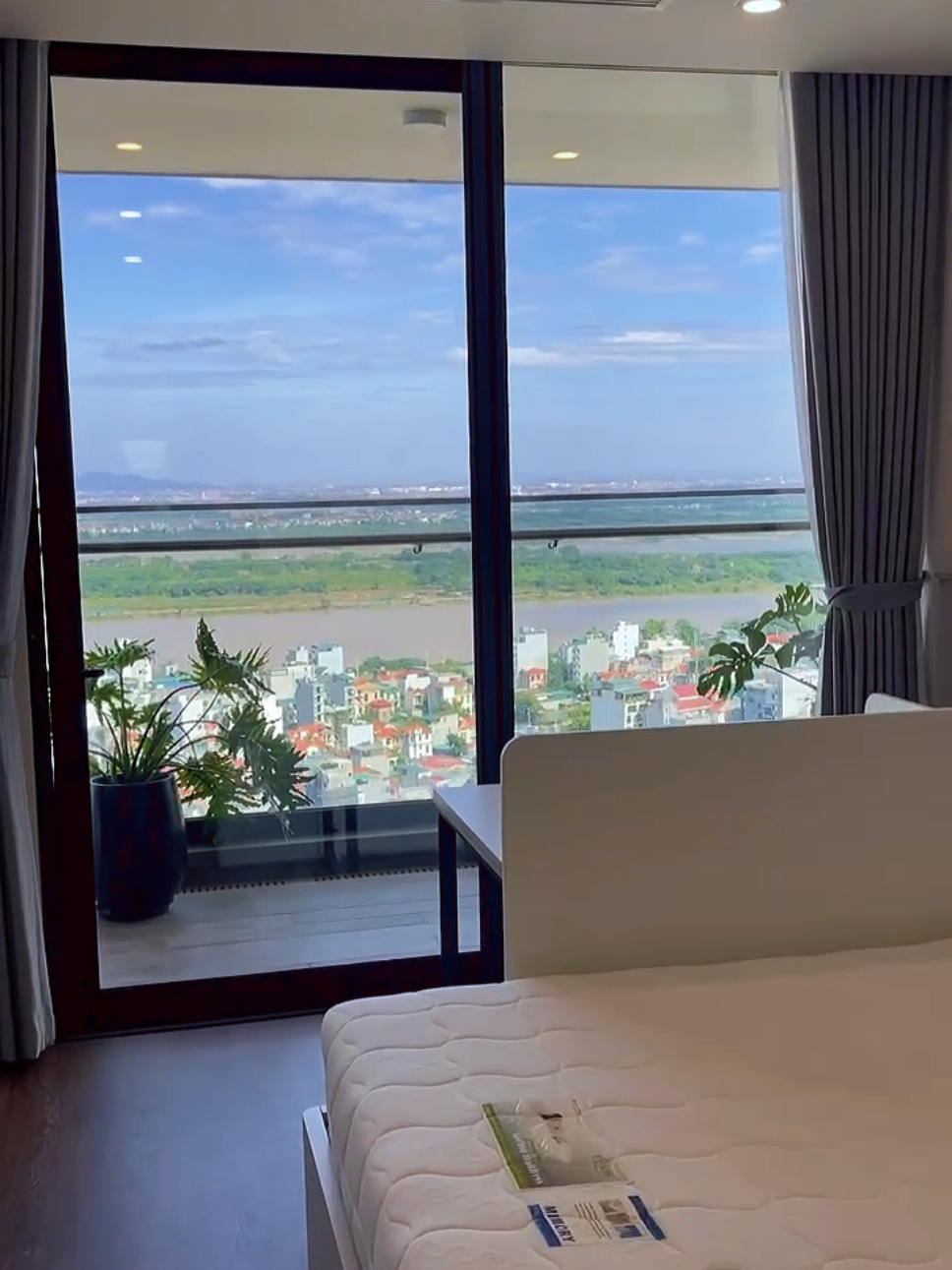 Căn hộ 3PN có ban cộng rộng hơn 30m2 nhìn thẳng view sông Hồng tại dự án chung cư cao cấp Sunshine Golden River . #chungcucaocap #viral #techhomevn 