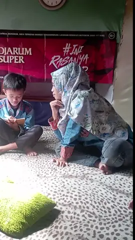 Lagi nemenin anak belajar dan dia minta ngemil, ya sudah kasih aja permen milkita bites yang dalam 1 bungkus ada 3 rasa strawberry, coklat dan melon . Permen milkita kaya lagi ngemil susu jadi sehat buat anak2. #milkitabites #permen #permenviral #permenenak #snack 