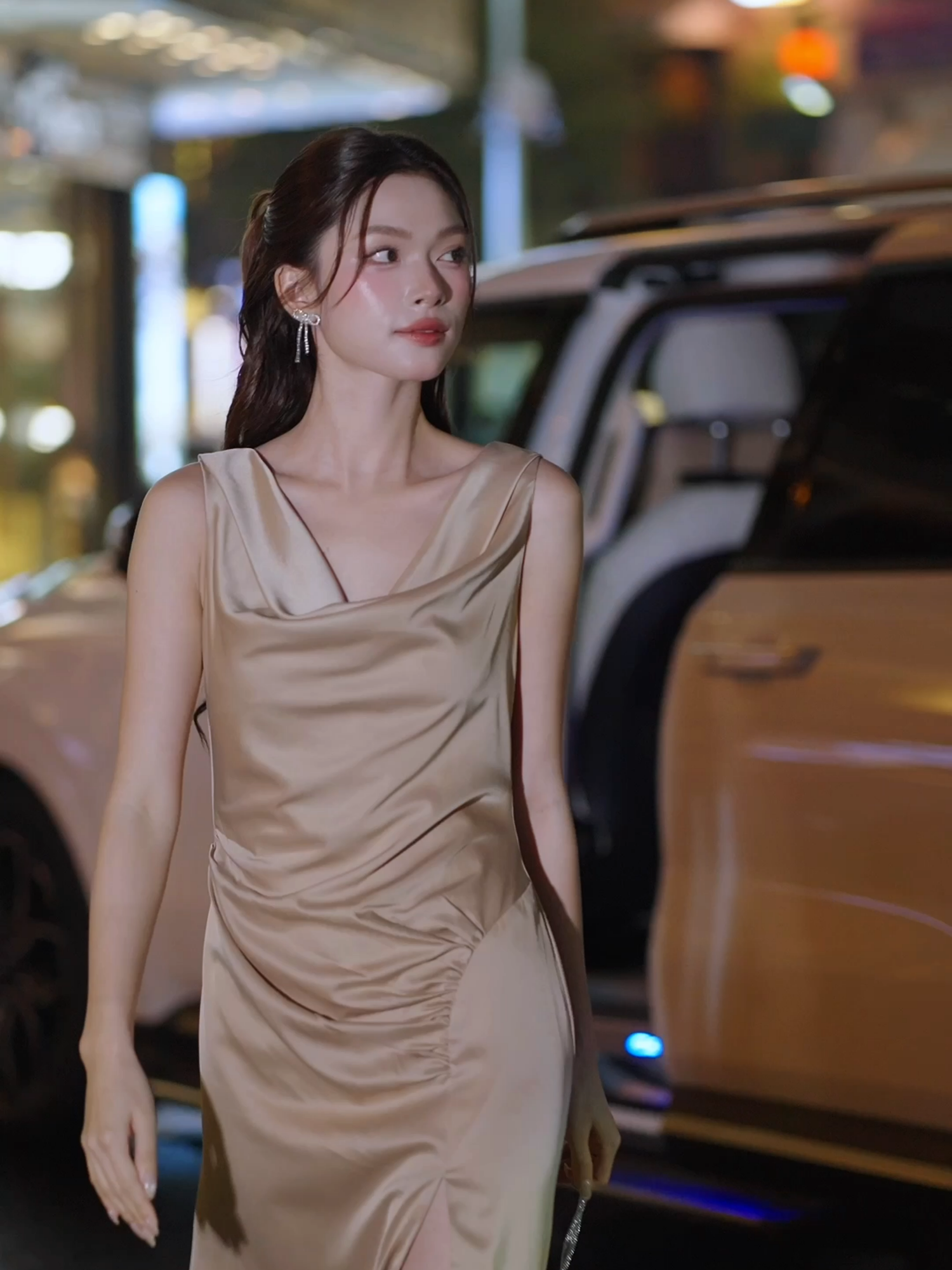 Đầm tiệc lụa dài cổ đổ đuôi cá D4560B ✨ ĐẦM TIỆC LỤA LẤP LÁNH – giúp nàng tỏa sáng một cách tự nhiên, mềm mại nhưng đầy thu hút. ✨ #BBSTORES #Thoitrangcaocap #Thoitrangnu #Thoitrangdutiec #damlua