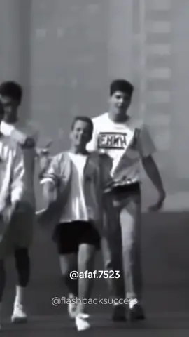 New Kids on the Block (NKOTB) é uma boy band norte-americana formada em Boston, em 1984, pelo produtor Maurice Starr. O grupo original é composto por Jordan Knight, Jonathan Knight, Joey McIntyre, Donnie Wahlberg e Danny Wood. Eles se tornaram um fenômeno mundial no final dos anos 1980 e início dos 1990, impulsionados por hits como “Please Don’t Go Girl”, “You Got It (The Right Stuff)”, “Hangin’ Tough” e “Step by Step”. Com uma combinação de pop dançante, baladas românticas e coreografias marcantes, o NKOTB definiu o modelo das boy bands modernas e abriu caminho para grupos como Backstreet Boys e *NSYNC. Após enorme sucesso, o grupo se separou em 1994, mas retornou em 2008 com o álbum “The Block”, retomando turnês e conquistando uma nova geração de fãs. Até hoje, o New Kids on the Block continua ativo, celebrando sua longa carreira com shows, projetos especiais e grande reconhecimento como pioneiros do pop adolescente. #nostalgia  #musicasantigas  #afaf.7523