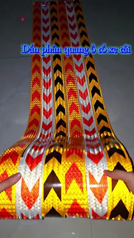 Dán phản quang ban đêm xe tải ô tô an toàn khi đèn xe sau pha sáng #decalphanquang #danphanquang #phanquangoto #phanquangxetai #danxetai 