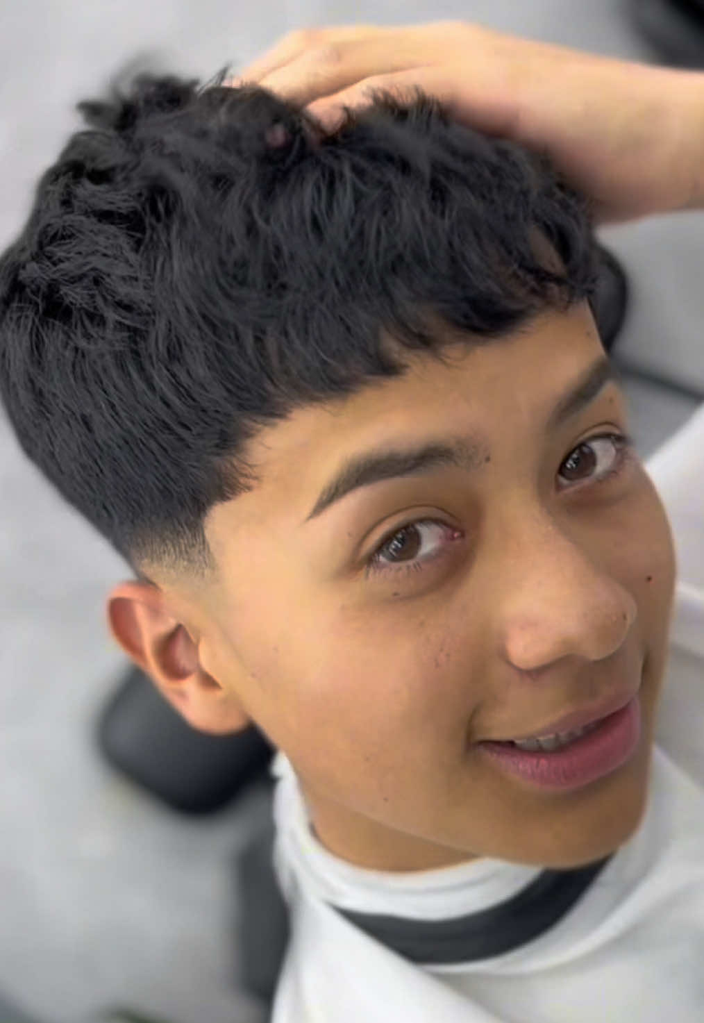 Low Fade; Un estilo muy pedido por los chicos de colegio , a los que no les gusta bajarse mucho la l cabello  En este caso hicimos como un tipo French Crop para darle más peso a la parte delantera y así tapar un poco las entradas.🤩y darle un efecto más voluminoso  #tiktoklive #Viral #lowfade#2026 