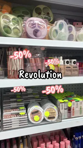 Revolution en -50%!!!! Yo quedé loca cuando vi esos descuentos 😩 #makeup #makeuprevolution #panama #albrookmall #descuentosenmaquillaje 