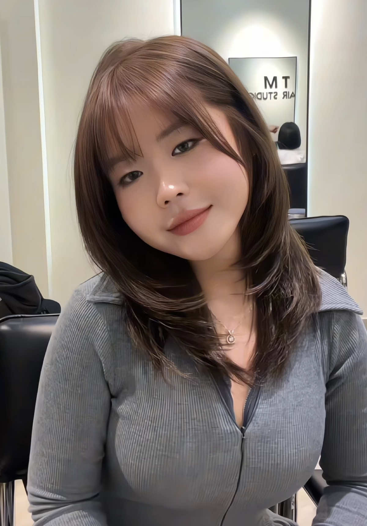 Nâu tây ánh khói là kiểu màu: Không quá phô, nhưng gặp ánh sáng là đỉnh. Không cần makeup nhiều, vẫn auto Tây. Ai đang muốn đổi vibe thì thử đi, rồi cảm ơn mình sau 💨✨. #nautayanhkhoi #nautay #tmhairstudio #viral #fyp 