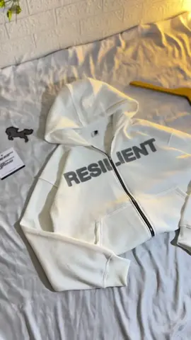 resilient putih nih rekomen, gas join live yaa #promomakanharian  #hoodierecommendation #outfitideas #untukmu #gemas 