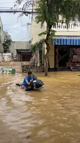 Tới nữa rồi đó.... tinh thần lạc quan chiến lũ #bãolụtmiềntrung #hộian 