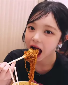 Ian eating🥡 #mukbang #Ian #hearts2hearts #fyp #hannies🥟 