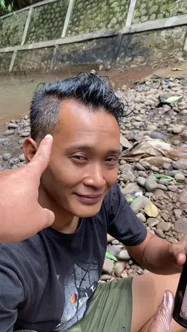 Ngilangin uban sekarang cukup pakai shampoo uban ini aja. Harganya murah, simpel dan praktis #shampoouban #catrambut #pewarnarambut #haircolor #semirrambut 