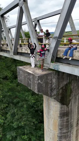 yayyy akhirnya bisa pake sound ini!!🤸🏼‍♂️ 📍Jembatan Citarum, Rajamandala bersama @rahill @Departemenbertamasya  #ropejump #fyp #jembatancitarumlama 
