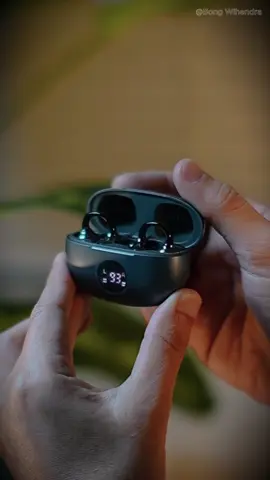 🎧✨ Lenovo ERAZER EX332 – Open-Ear Stylish & Nyaman Dipakai! Earphone clip ringan yang nggak bikin telinga pegal, cocok dipakai seharian 🔥 Suara HIFI immersive, baterai kuat sampai 10 jam, dan sudah IPX5 waterproof! Ditambah layar LED yang modern, makin keren dan fungsional dalam satu perangkat 😎💡 #LenovoEX332 #EarphoneClip #OpenEarHeadset #TWSLenovo #AudioHIFI