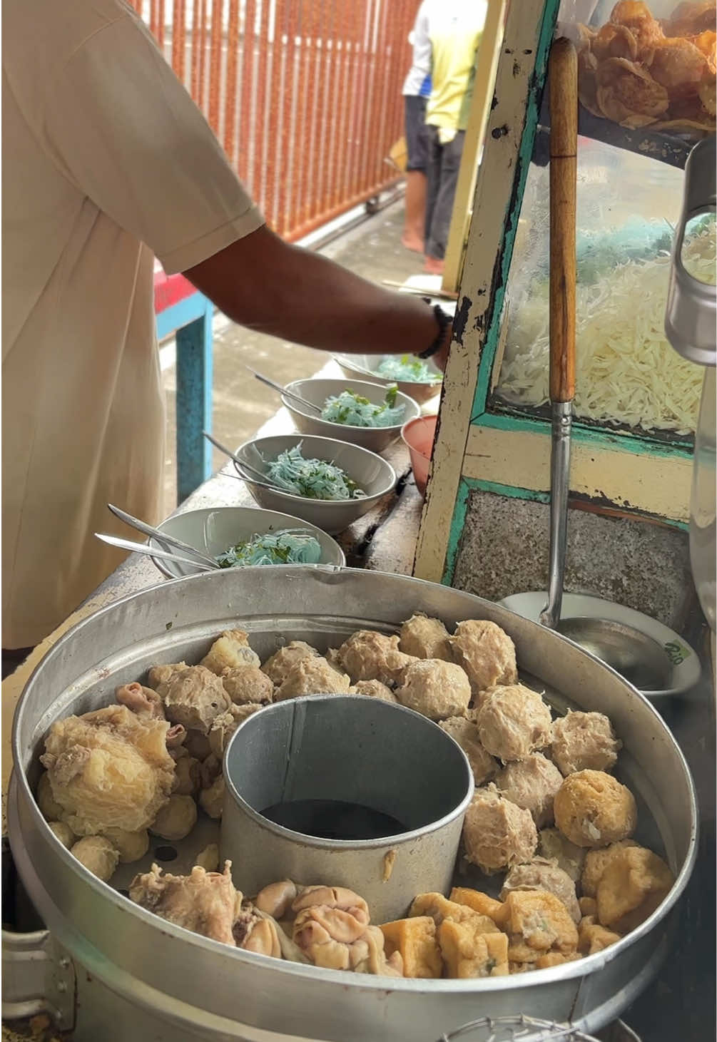 bakso dengan kuah yang sedep dan tekstur bakso yang padat kenyal bikin pengen balik lagi 😍 satu porsi cuma 13k ajaa uda sebanyakk ini, yukk langsung dilarisi cahh 🥰 📍bakso salome #kulinertuban #kulinerviral #bakso #tuban24jam #fyp 