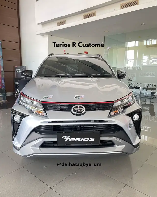Unit Terios terbaru siap delivery! Tampil gagah dan fungsional, cocok untuk mobil keluarga petualang. Info pemesanan, klik link di bio!