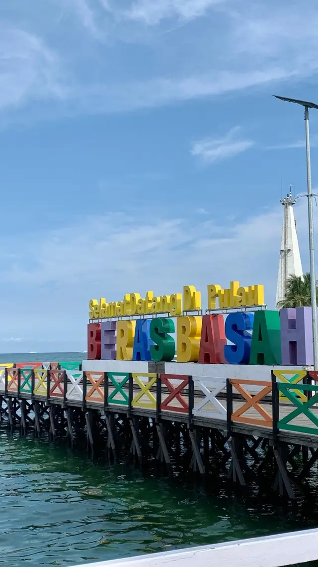 Living my best beach life 🌊🐚⛅️ #berasbasahbontang#bontangpost#pantaivibes #aestheticspot 