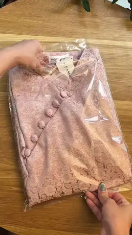 “Bộ này hợp mấy chị đi chùa – đi lễ nhẹ nhàng lắm ✨ Form gọn, chất lụa mát, mặc vô dịu người liền.” #thoitrangnu #phapphucdichua #phapphuctinnhu #dolamdichua #dolamdichuanu  @LEN BOUTIQUE 