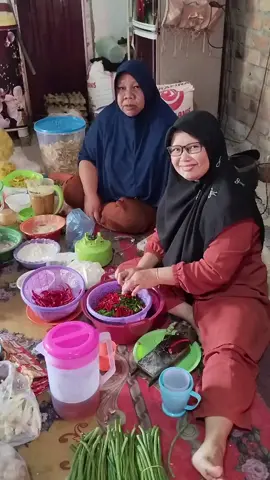 mangan enak e rodok adoh nyebrang tembok etan