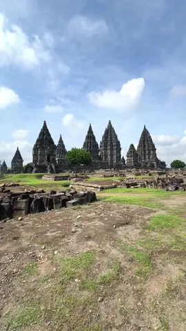 Minimal sesekali kalau di Jogja melihat langsung Megah nya candi Prambanan  ➡️Paket wisata Jogja ➡️Sewa mobil dan Driver Jogja  ➡️Private trip Jogja ➡️Antar jemput AirPort #paketwisatajogja #wisatajogja #jogja #candiprambanan 