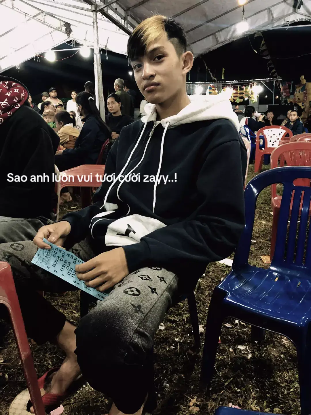 đông vui thì tươi cười , về nhà lại một mình thì buồn #xhhhhhhhhhhhhhhhhhhhhhhh 