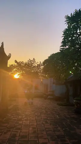 “Cửa Phật không đưa an yên cho ta, chỉ nhắc ta tự mở nó trong lòng.”