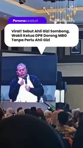Wakil Ketua DPR RI, Cucun Syamsurijal, jadi sorotan publik setelah pernyataannya tentang program Makan Bergizi Gratis (MBG) viral di media sosial. Dalam sebuah video konsolidasi SPPG MBG di Kabupaten Bandung, ia menyebut bahwa program MBG tidak membutuhkan ahli gizi profesional. Dalam video tersebut, seorang perempuan yang berprofesi sebagai ahli gizi sedang memaparkan masalah di lapangan, termasuk maraknya penempatan non-ahli gizi pada posisi ahli gizi di SPPG, serta usulan agar Badan Gizi Nasional (BGN) bekerja sama dengan Persatuan Ahli Gizi Indonesia (Persagi). Namun, penjelasan itu terhenti ketika Cucun memotong pembicaraannya. Ia menyebut sang ahli gizi arogan. “Saya nggak suka anak muda arogan seperti ini. Pembuat kebijakan itu saya,” kata Cucun dalam video yang beredar. Cucun kemudian menyampaikan rencana untuk mengubah istilah “Ahli Gizi” menjadi “Pengawas Gizi”, agar posisi tersebut tidak lagi mensyaratkan tenaga ahli. Menurutnya, MBG tidak harus melibatkan Persagi atau para profesional gizi. Ia bahkan menegaskan bahwa posisi itu bisa diisi oleh lulusan SMA yang mengikuti pelatihan tiga bulan dan memperoleh sertifikasi dari BNSP. “Anak-anak SMA yang cerdas bisa dilatih tiga bulan, disertifikasi, sudah cukup. Tidak perlu seperti kalian yang sombong seperti ini,” ujarnya. Pernyataan ini langsung memicu reaksi warganet, terutama dari kalangan tenaga kesehatan, yang menilai kualitas program gizi berpotensi menurun jika dikawal oleh tenaga tanpa kompetensi akademis yang memadai. Follow for more Dopamine! @personasociety.id⚡️✨ #personasocietyid #personafun #personanews #beritaviral #trending 