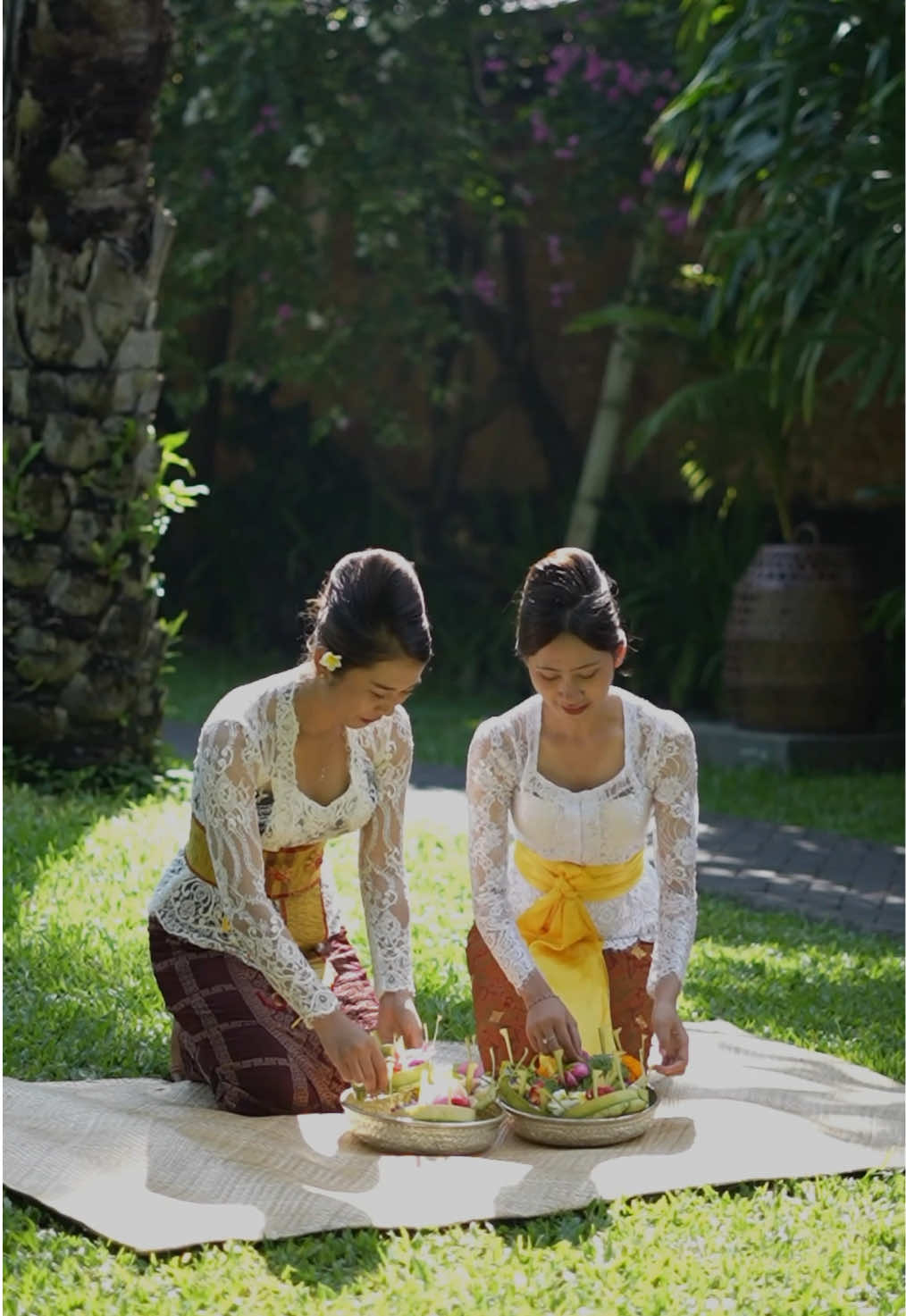 Galungan & Kuningan mengajarkan kita untuk selalu menebar kebaikan dan menjaga warisan budaya✨ Semoga perayaan ini membawa kedamaian, kebahagiaan, dan berkat untuk kita semua🙏🏻 Galungan & Kuningan teach us to spread goodness and preserve our cultural heritage✨ May this celebration bring peace, joy and, blessings to everyone 🙏🏻 #moments #galungandankuningan #fyp #balineseculture #purisantrian 