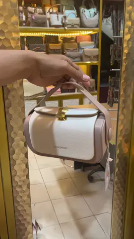 Kamu bisa tebak gak tas cantik gini harganya berapa?   #tasselempangwanita #shoulderbagwanita #taswanitaelegan #handbagwanita 