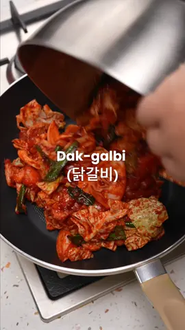 Episod 714 | Resepi Korean Dakgalbi | 2 Minit 1 Resepi by Che Sayang Kitchen Kita akan pakai Perfect Melt dari Perfect Italiano! Resepi penuh - 2 sudu gula - ⁠2 sudu serbuk cili - ⁠2 sudu bawang putih cincang - ⁠2 sudu kicap cair - ⁠2 sudu pes gochujang - ⁠2 sudu minyak - ⁠1-2 peha ayam buang tulang - ⁠1/2 biji bawang holland - ⁠1 genggam daun bawang - ⁠4-5 ulas bawang putih - ⁠Sedikit kobis - ⁠Air - ⁠Cheese Perfect Italiano Perfect Melt #PerfectItalianoMY #DairyliciousMY #EasyRecipes #CookAtHome #chesayangkitchen