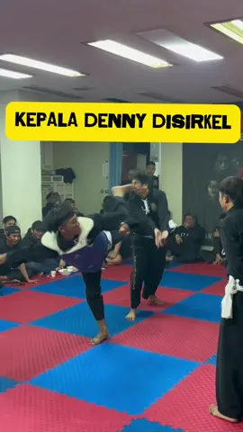 Renyah Banget Suara Tendangannya😂 untuk sy orangnya ramah dan rajin menabung😂@Denny Aprisani @Wewey Wita 